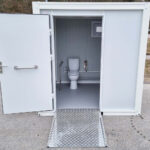 behinderten_toilette_mit_rampe