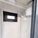 duschcontainer_ral7016_doppelkabine_fenster