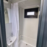 duschcontainer_ral7016_doppelkabine_innenansicht