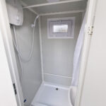 duschcontainer_ral9002_doppelkabine_durchlauferhitzer