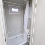 duschcontainer_ral9002_doppelkabine_waschbecken