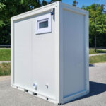 grosser_sanitaercontainer_ral9002_anschluesse
