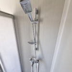 grosser_sanitaercontainer_ral9002_duscharmatur