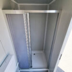 grosser_sanitaercontainer_ral9002_dusche