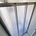 grosser_sanitaercontainer_ral9002_duschkabine