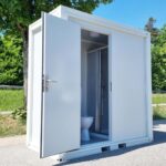 grosser_sanitaercontainer_ral9002_geoeffnet