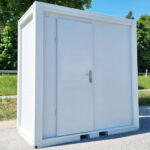 grosser_sanitaercontainer_ral9002_geschlossen