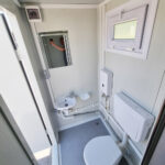 grosser_sanitaercontainer_ral9002_toilette_waschbecken_durchlauferhitzer