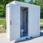 grosser_sanitaercontainer_ral9002_tuer