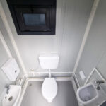 innen_anthrazit_sanitaercontainer_mit_heiswasser