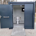 sanit-rcontainer_behinderten_wc_mit_stahlrampe